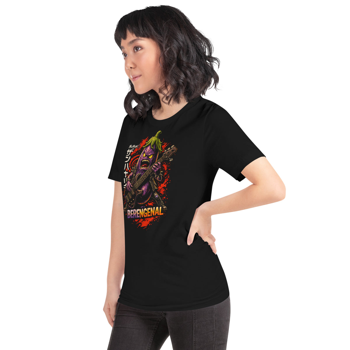 Camiseta Berengenal – El Bajista, color negro – vista frontal, ángulo lateral izquierdo